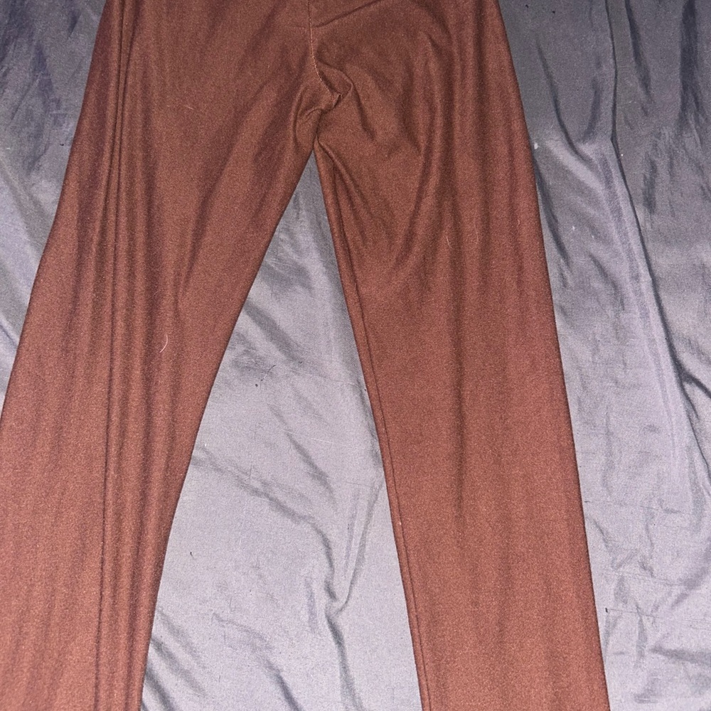 High-Waisted Brown Leggings with Stretchy Knit Fabric